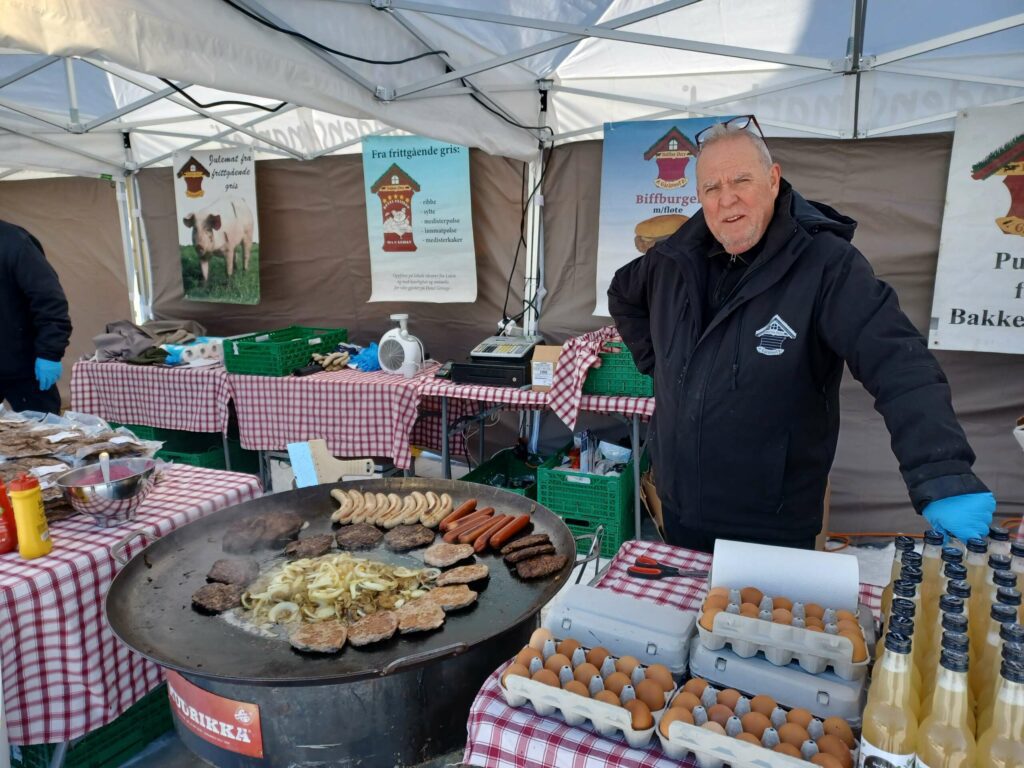 BONDENS MARKED: Terje Jensen fra Bakken Øvre fristet med rykende varm grillmat. FOTO: Line Larsen