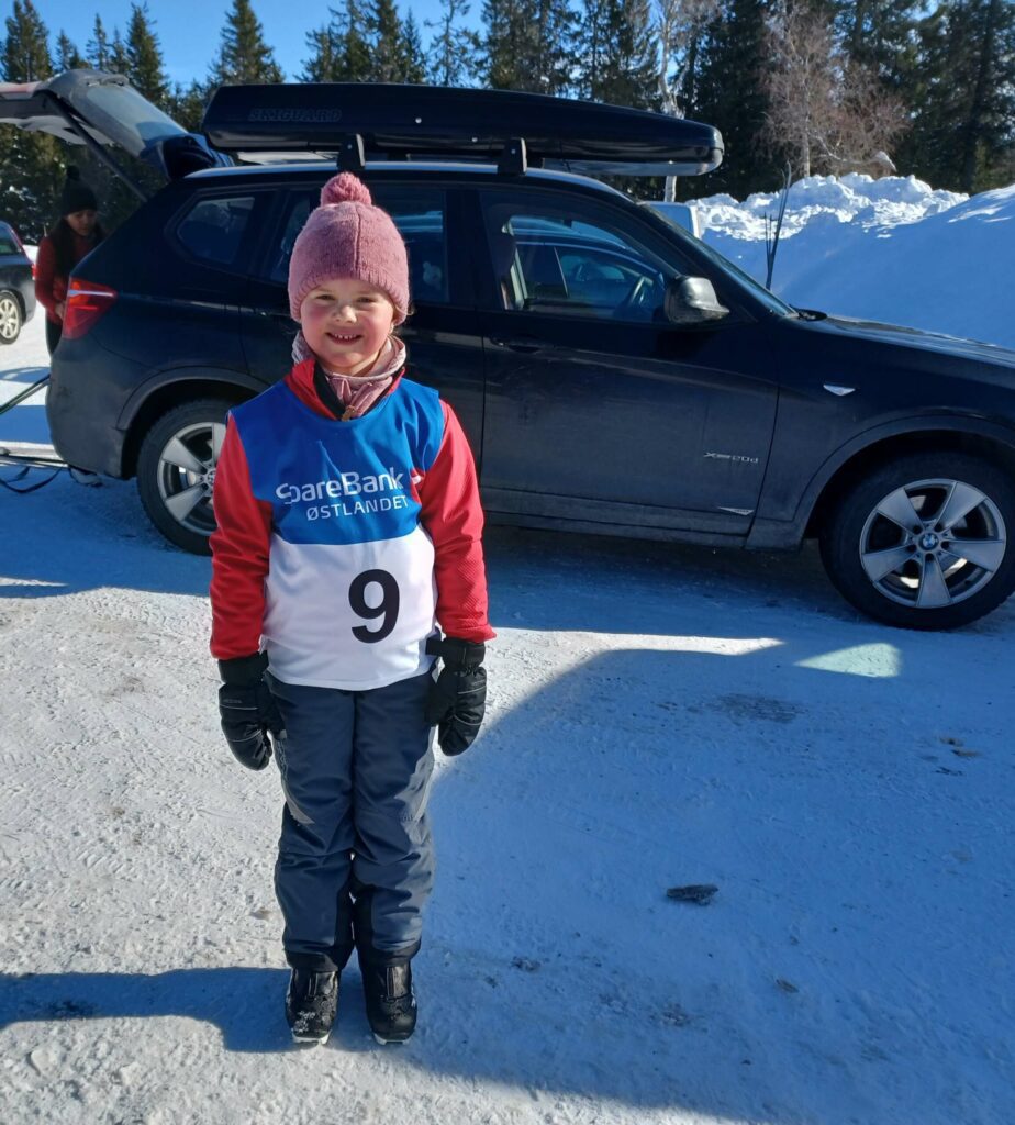 KLAR FOR SKIRENN MED RISSE: Milla (7) fra Drammen hadde tatt turen til Budor for å gå skirenn. Med besteforeldrene som har hytte her oppe, er Milla ekstra glad i hyttetur på vinterstid. FOTO: Line Larsen 