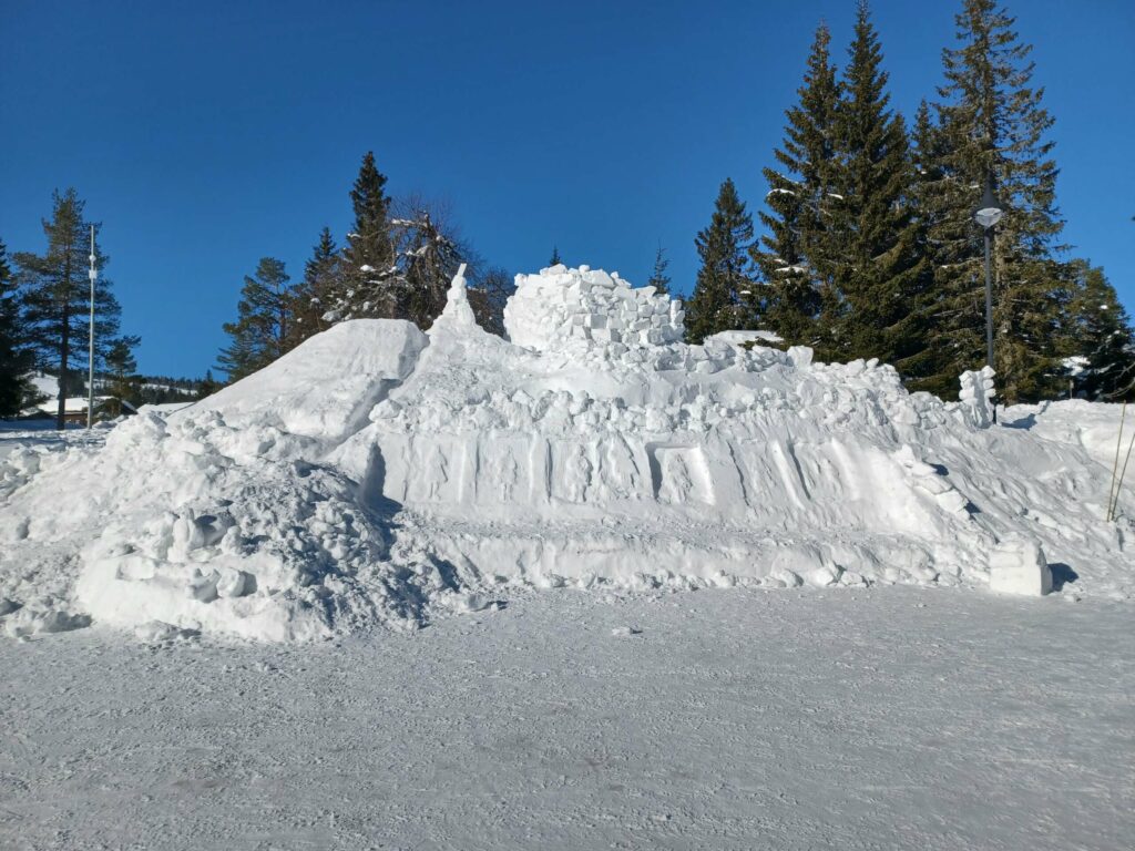 EN STOR SNØBORG: Med kreative barn og snøkunstnere ble snøskavlen til en snøborg med utkikstårn og sklie. FOTO: Line Larsen