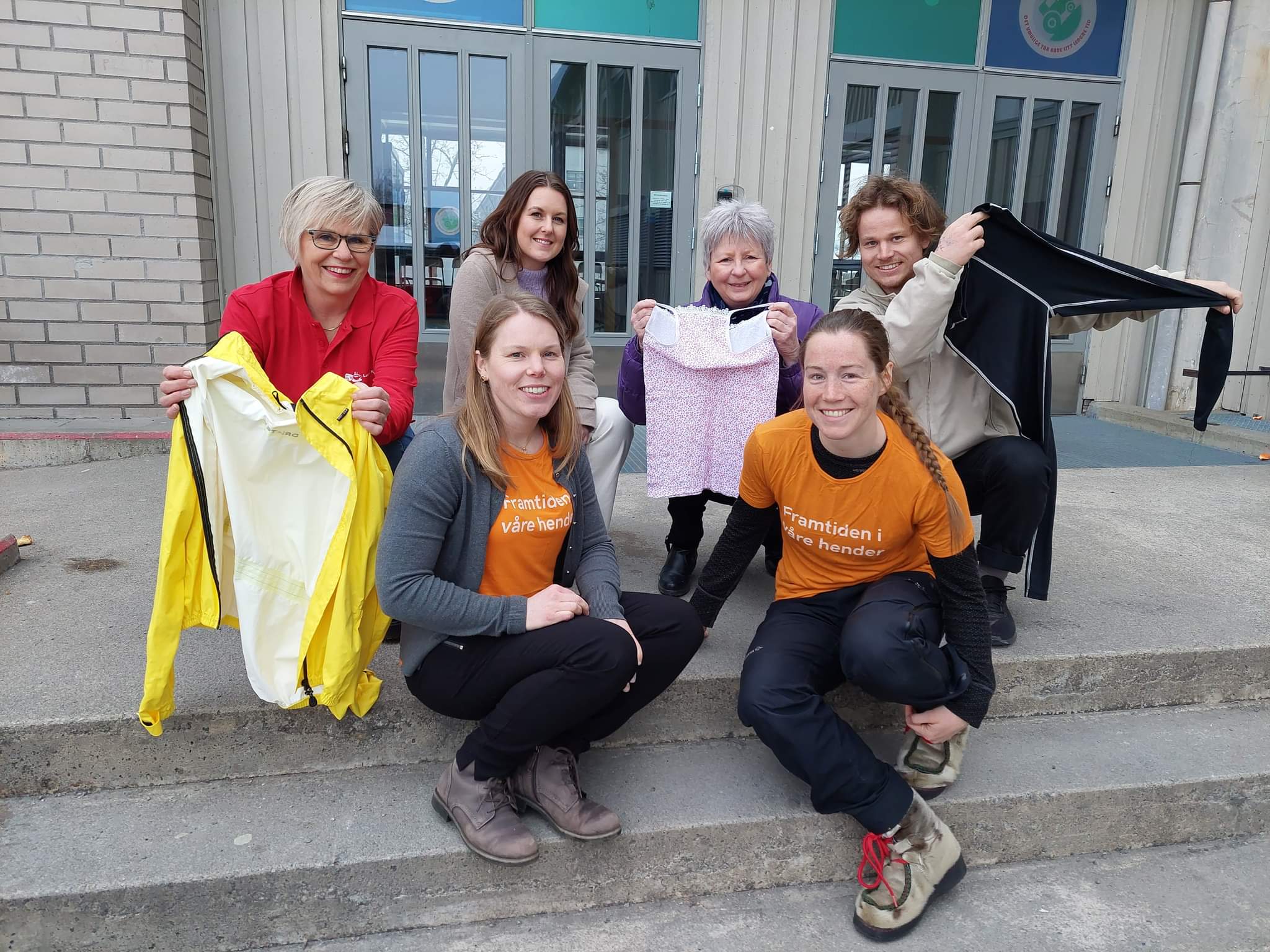 KLESBYTTEDAG: "Framtiden i våre hender" Løten, representert ved Solvei Cottis Hoff, Emilie Westli Andersen, Gerd-Else Slettmoen-Nordli, Emilie Kleppen, Grete Martinsen og Sindre Cottis Hoff, ønsker velkommen til klesbyttedag på ungdomsskolen 26. mars. FOTO: Privat