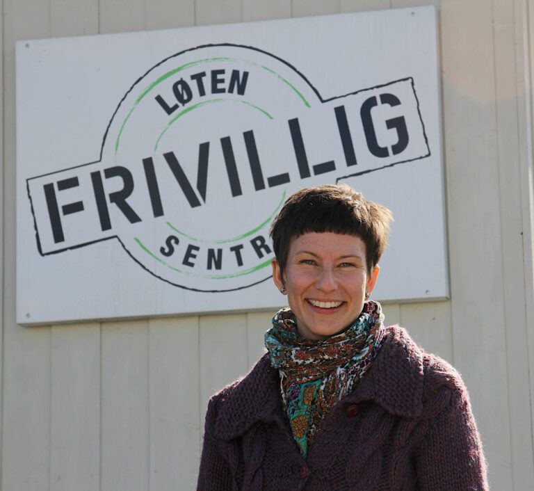 ÅRSMØTE LØTEN FRIVILLIGSENTRAL: Daglig leder ved Løten Frivilligsentral, Trine Fjeldstad Kazemba, ønsker velkommen til årsmøte.