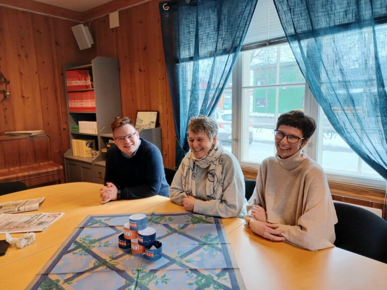 BESØK I LØTEN: Fylkesordfører Even Aleksander Hagen besøkte Løten i forrige uke. Med seg hadde han økonomisk bidrag til Sykkelturen 2022, noe Unni Sigrid Fjeldstad og Trine Fjeldstad Kazemba setter stor pris på. FOTO: Line Larsen