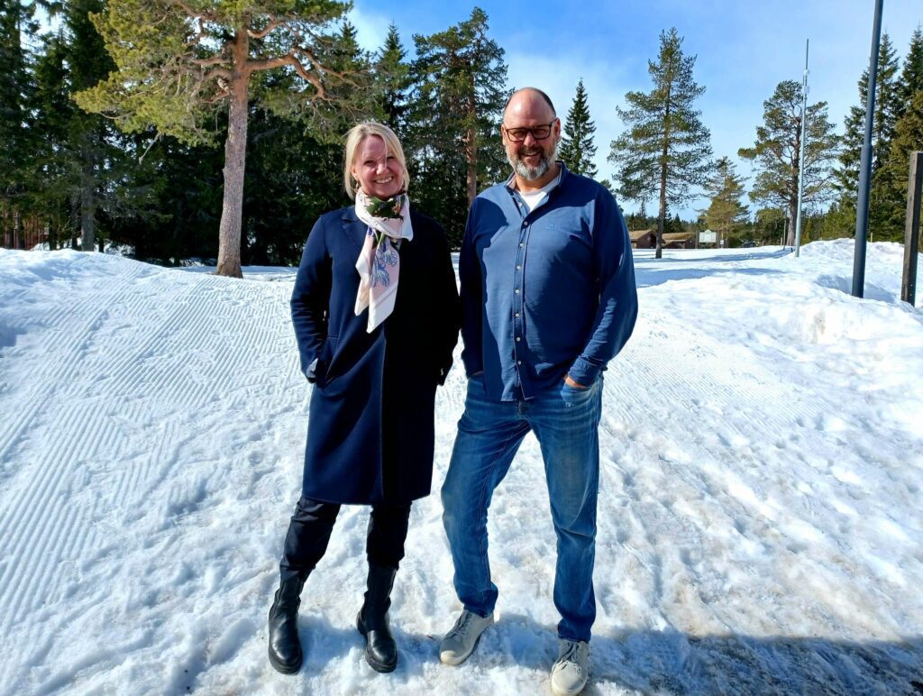 ETT KREATIVT SAMARBEID: Hilde skryter av samarbeidet med Espen og Eventlaget, oppe på Budor. Nå er det klart for påske med aktiviteter for stort og smått. FOTO: Line Larsen