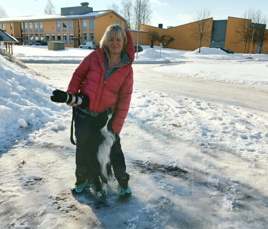 HER BLIR JEG: Isabella og Sjakk stortrives i Løten, og får ikke skrytt nok av den vakre naturen her. FOTO: Line Larsen