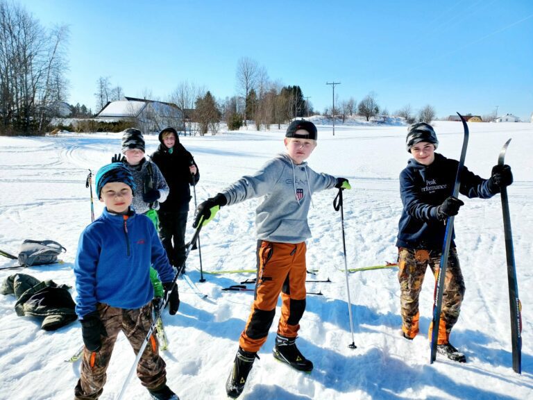 EN SUPER DAG: Vinteraktivitetsdag på Jønsrud skole, med det beste været man kunne få. Jesper Langseth Gudbrandsen, Emil Andre Vikmoen Haraldsen, Christian Finberget, Martin Aaberg Kristiansen og Emil Mikalsen gikk flere runder i skiløypa, og vil gjerne ha flere skoledager som dette. FOTO: Line Larsen