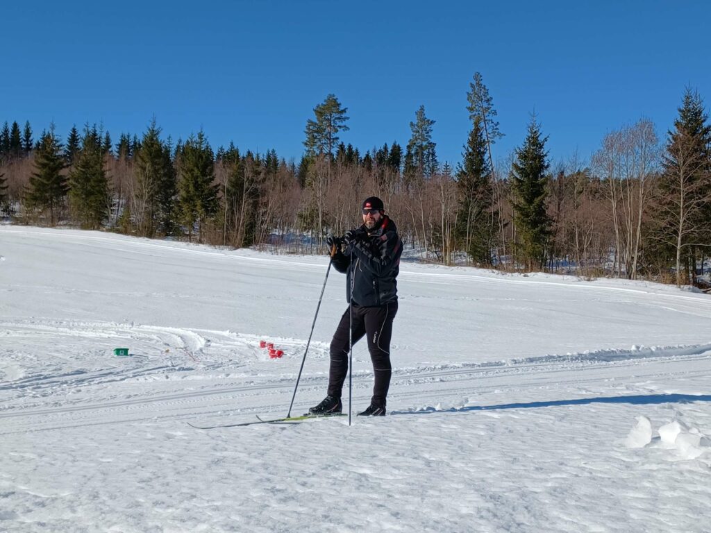 GOD FART: Lærer Hans Erik Brandsegg fikk testet både hoppbakke og litt skiløp mot elevene, og skryter av spreke elever på Jønsrud. FOTO: Line Larsen