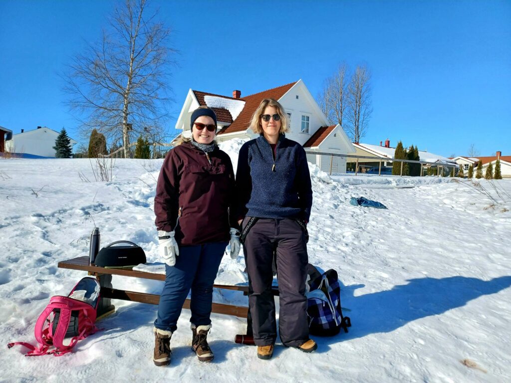 SATT TIL Å PASSE BÅLET: Heidi og Ida Therese sørget for å holde fyr i bålet, så alle fikk varm lunsj. FOTO: Line Larsen