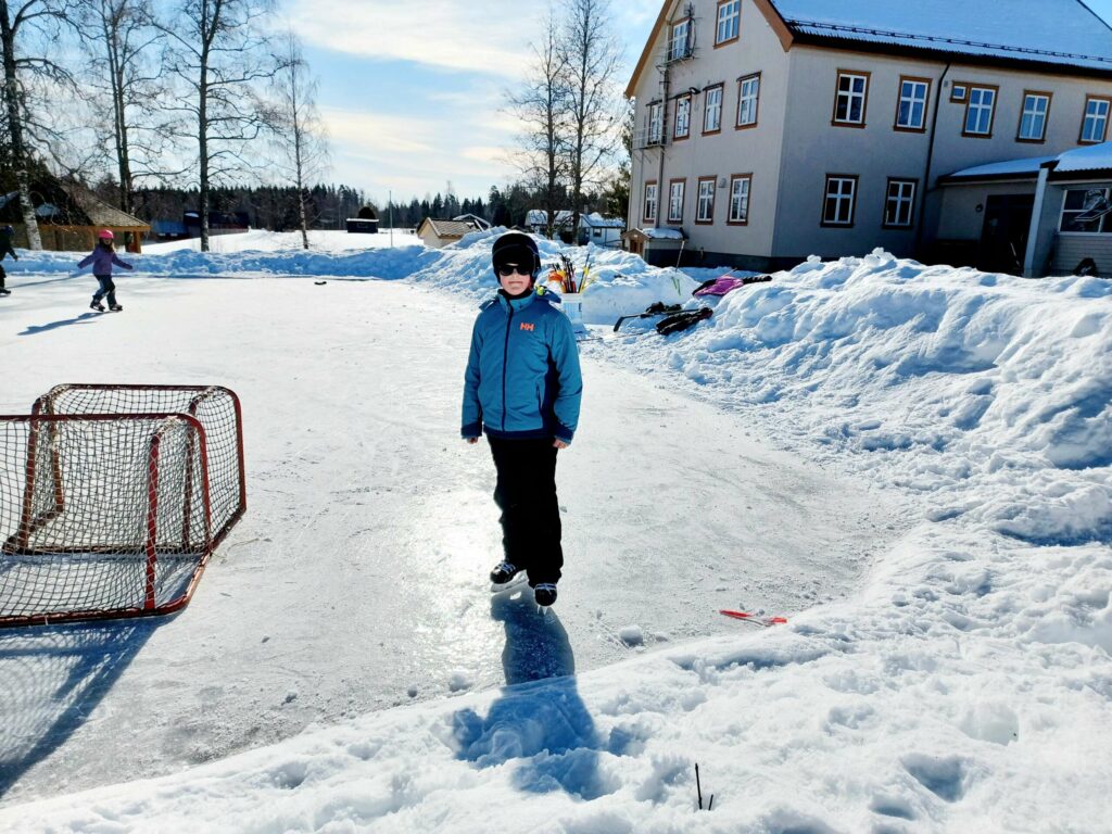 PÅ SKØYTEBANA: Marius Knutsen går i 6. klasse, og fikk testet skøytene sine. FOTO: Line Larsen