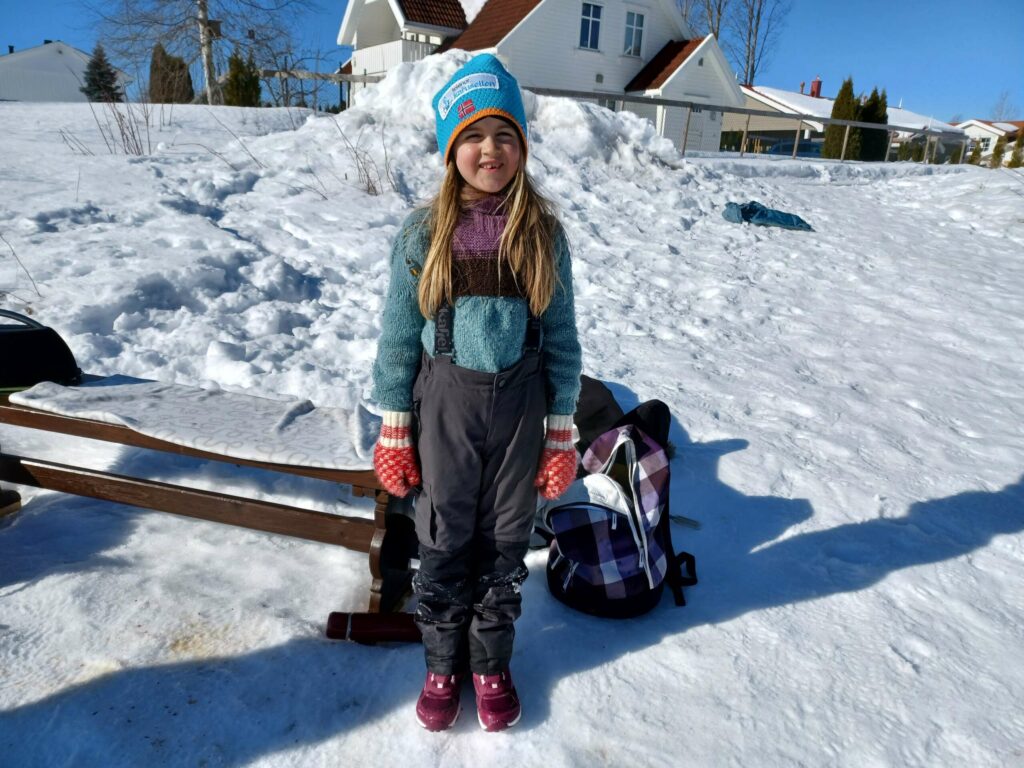 TID FOR PAUSE VED BÅLET: Nora Karterud går i andre klasse. Etter mye trim var det godt å slappe litt av ved bålet. FOTO: Line Larsen