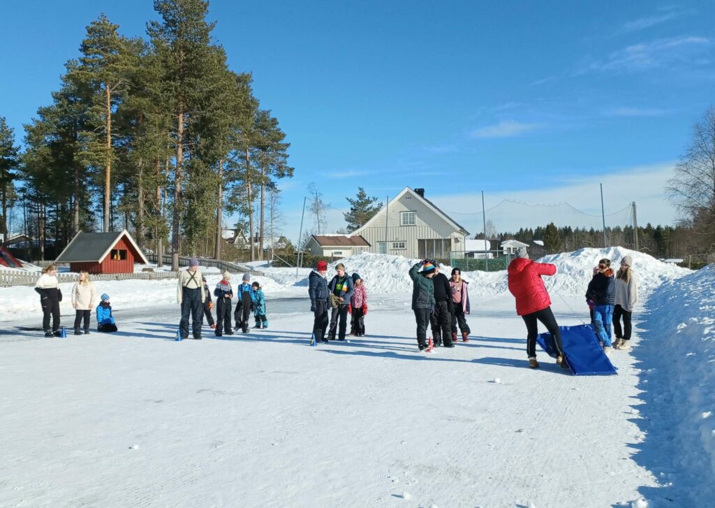 ALLE PÅ STREK: Marit startet akemattestafett, og måtte hoppe unna når deltakerne kom seilende i full fart. FOTO: Line Larsen