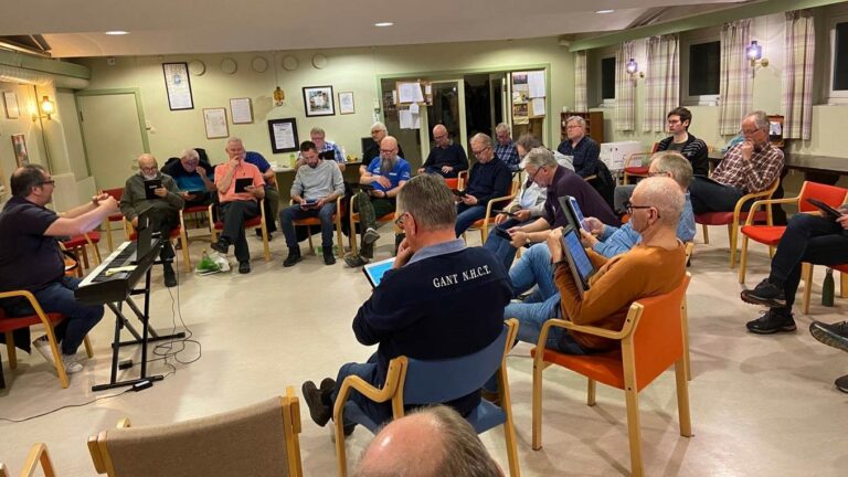 ØVELSE PÅ TINGBERG: Hver torsdag møtes gjengen i kjelleren på Tingberg. Trivselsfaktor blir høy med så flotte stemmer samlet i ett lokale. Nå øver de til vårkonsert i mai. FOTO: Ola Brevig