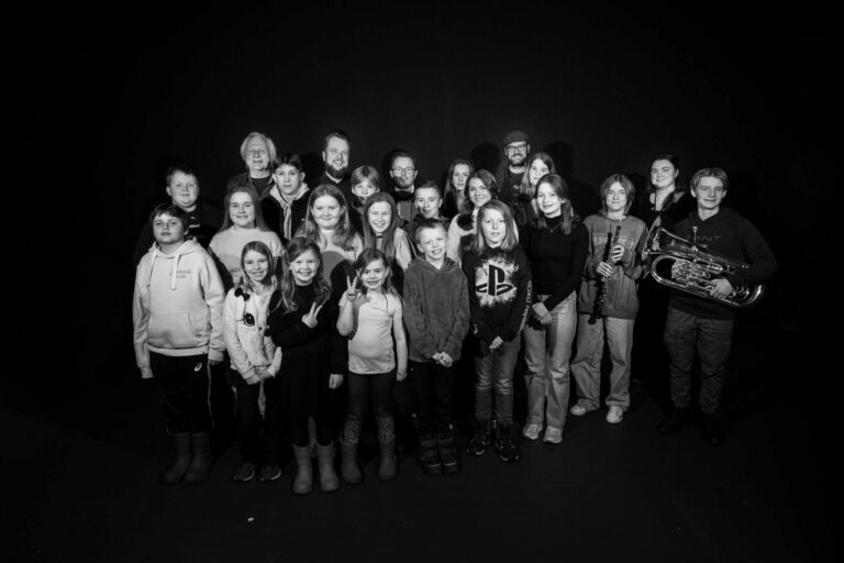 LÆRERIK HISTORIE: Tor Karseth med Kulturskolen og solister, ønsker velkommen til Løten Kino 13. mars FOTO: Kulturskolen