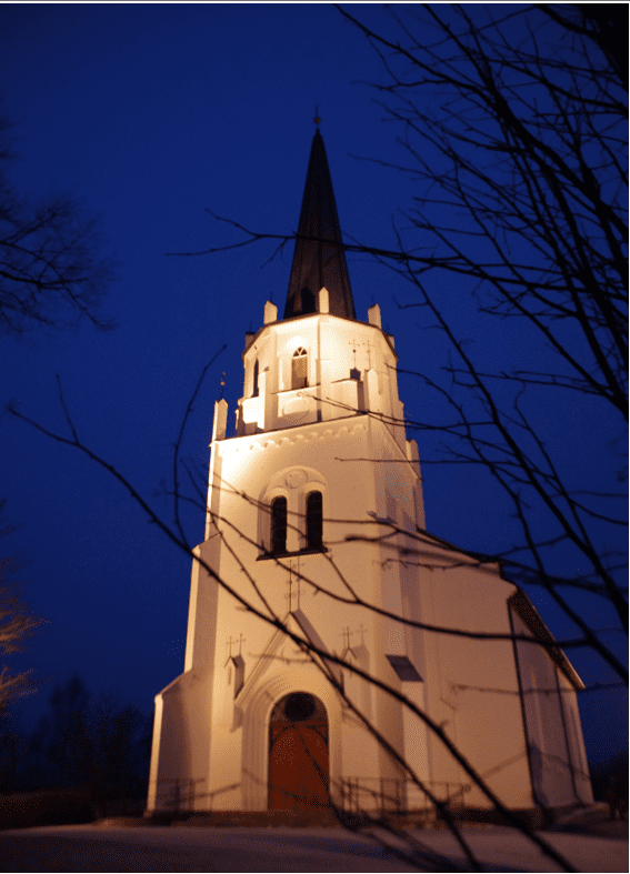 VAKRE TONER: Søndag inviteres det til kulturell aften i kirka, med vakker musikk og historie. FOTO: Løten kirke