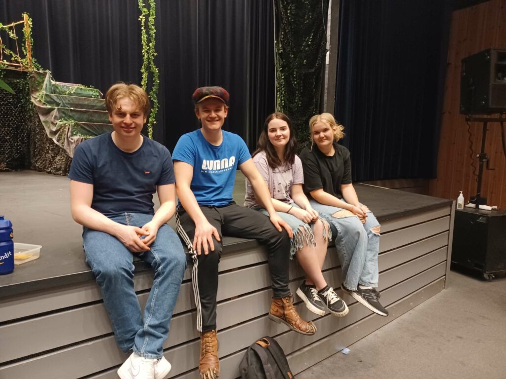 TEATER ER GØY: Torjus Flagstad, Ole Martin Svenkerud, Synne Brenden og Lena Voldmo, har alle spilt teater lenge, og ønsker seg flere ungdom fra Løten med på laget. FOTO: Line Larsen