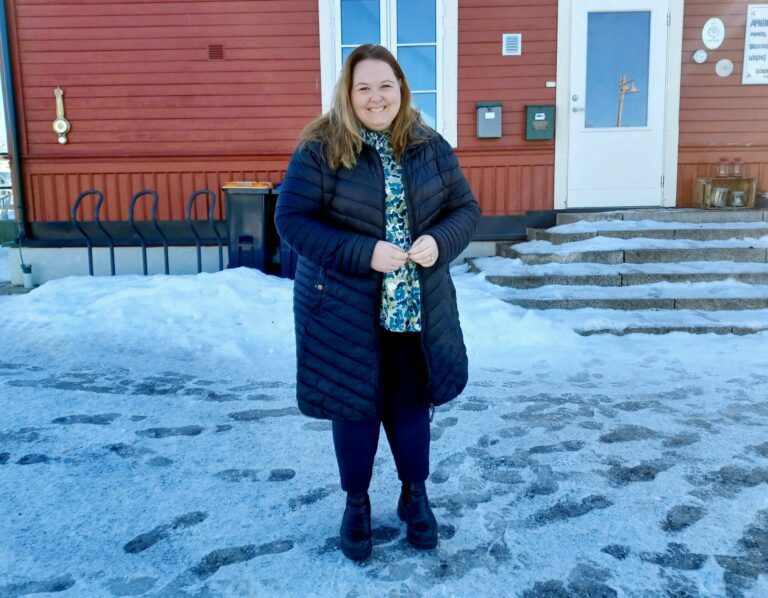 VI HJELPER DER VI KAN: Ordfører Marte Larsen Tønseth er rørt over engasjementet i Løten, for mennesker som flykter fra krig. 55 flyktninger kommer hit, og arbeidet med tilretteleggingen er godt i gang. FOTO: Line Larsen