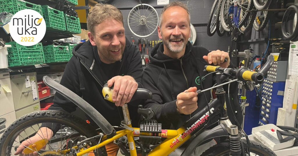 PROFT OG BILLIG: Hans Christian Johnsen og Tage Bjerken står klare for å gi service på sykkelen din i Miljøuka. FOTO: Hanne Mette Walhovd Paulsen