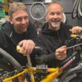 PROFT OG BILLIG: Hans Christian Johnsen og Tage Bjerken står klare for å gi service på sykkelen din i Miljøuka. FOTO: Hanne Mette Walhovd Paulsen