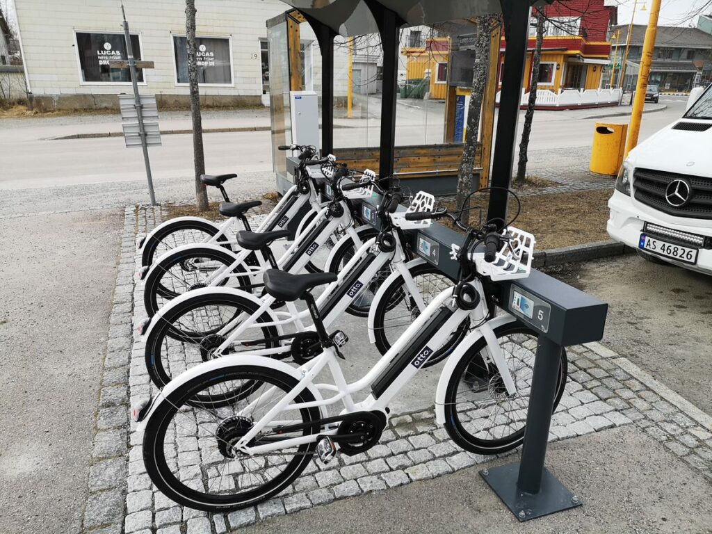 PRØV NOE NYTT: Om du enda ikke har prøvd El-sykkel, har du sjansen under Miljøuka. Utenfor Nærstasjonen vil det stå El-sykler som lånes gratis i to timer. FOTO: Hanne Mette Walhovd Paulsen