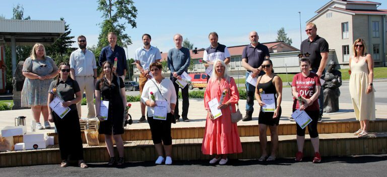 FIKK STØTTE I FJOR: Totalt 15 bedrifter fikk næringsstøtte i Løten i fjor. Her fra tildelingen i juni. Foran fra venstre: Ida Palerud, Nicole Scaravilli, Elisabeth Brubakken, Rannveig Martinsen, Kristine Kvæken og Marianne Heimdal-Sjølie. Bak fra venstre: Marte Larsen Tønseth, Lars Linholt, Erik Hager, Jonas Karlsen Lekve, Morten Gabrielsen, Bjørn Steinseth, Geir Brubakken og Berte Sollerud Helgestad. Arkivfoto: Emilie Westli Andersen.