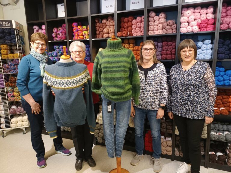 ETT GODT SAMARBEID: Rigmor Sofienlund, Eldbjørg Amundsen og Inger Helene Nordsetengen fra Klokkergardsringen, er glade for samarbeidet med Marianne Skjærstad på Løten Manufaktur. Viking garn er noe det selges mye av her, og strikkerne i Klokkergardsringen bekrefter at det er ett særdeles godt garn å strikke med. FOTO: Line Larsen