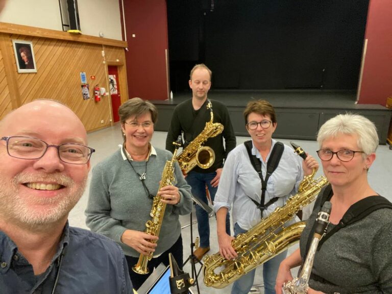 SAXOFONGRUPPA: Frode Meskau, Randi Wedum, Anders Grendahl Benningstad (skal ikke delta på søndag), Marit Hjelløkken og Elisabeth Sveen fra Ådalsbruk Musikkforening er med på konsert i kirka på søndag, blant mange andre kjente navn. FOTO: Privat
