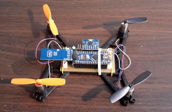 KUN FANTASIEN SETTER GREBSER: På skaperverksted er det ingen grenser for hva man kan lage. Med hjelp av moderne teknologi kan man blant annet lage drone av 3D-printede deler og mikrokontroller. FOTO: Skaperverkstedet/Kristin Sunde