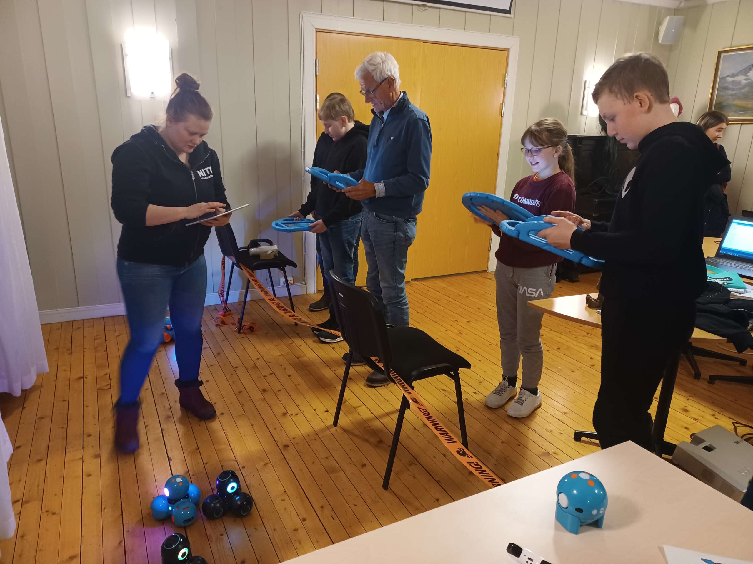 Å STYRE ROBOTER: Kristin Sunde demonstrerer bruk av roboter, en aktivitet som passer alle. Nils Thore "Basse" Vasaasen kunne bekrefte det, mens han lekte seg sammen med ungdommen i Løten. FOTO: Line Larsen