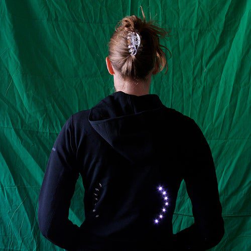 GENSER MED BLINKLYS: En genser for syklister, laget med LED og Arduino, som viser hvilken vei syklisten svinger, er skapt på Skaperverksted. FOTO: Skaperverkstedet/Kristin Sunde