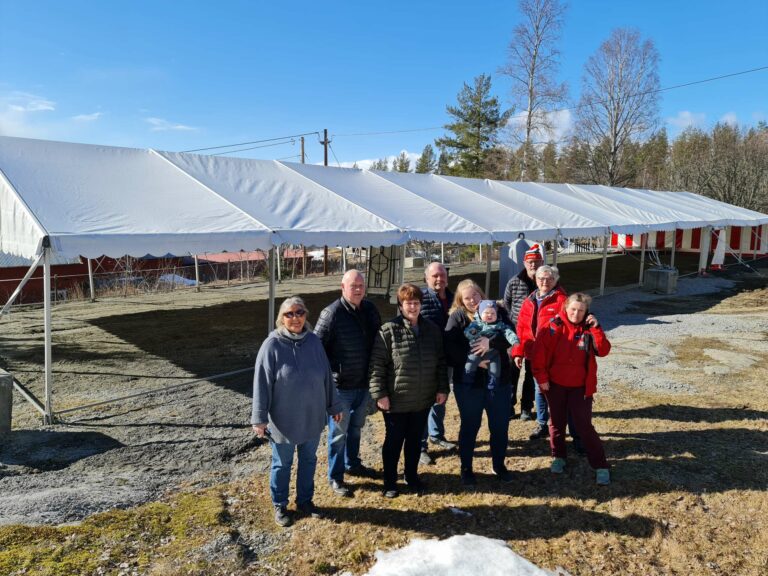 LAGER PÅSKEMORO PÅ SOLBAKKEN GRENDEHUS: Solbakken vel arrangerer påskemoro igjen. Her fra i fjor da de arrangerte i telt. I år blir det inne på grendehuset.