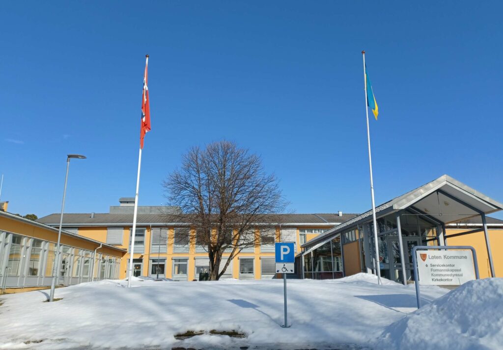 TO FLAGG: Løten kommune viser sin solidaritet ved å flagge med både Norsk og Ukrainsk flagg på Tingberg. FOTO: Line Larsen