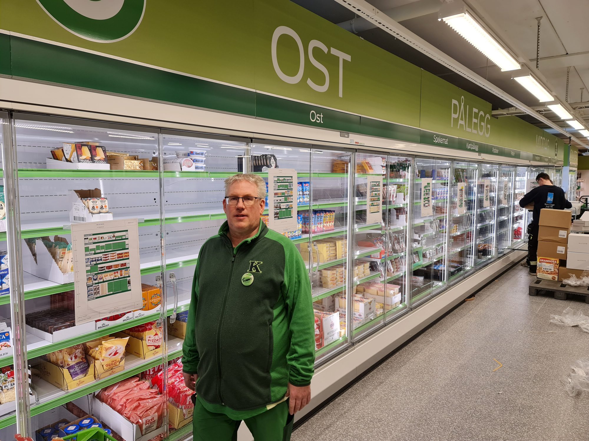GOD PLASS: Kjølevarene står plassert langs veggen i ei lang rekke.
