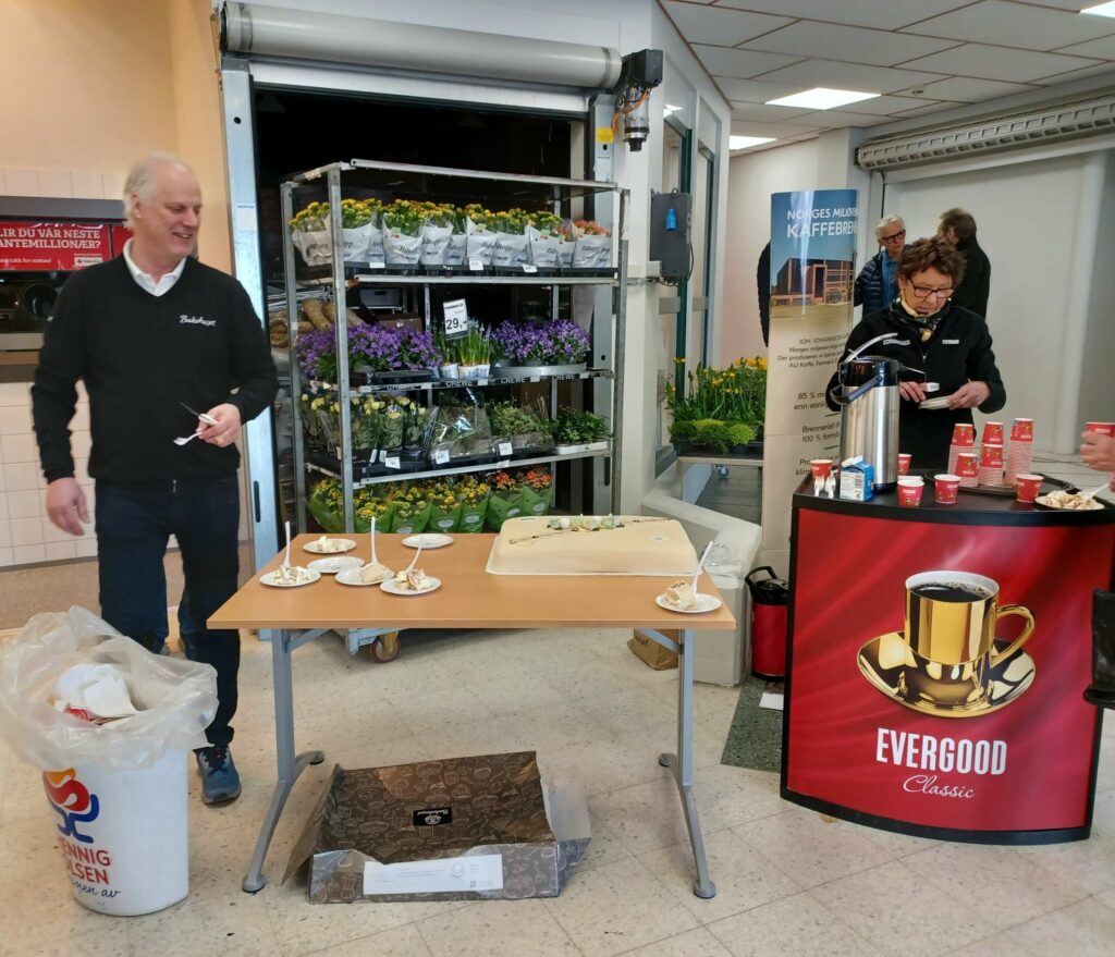 KAFFE OG KAKE: Alle besøkende fikk kakestykke og en kaffekopp å kose seg med på åpningsfest. FOTO: Line Larsen