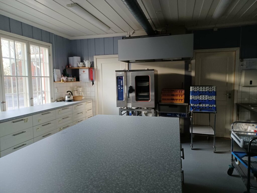 STORT KJØKKEN: Kjøkkenet på Bøndsen er pusset opp, og følger med i utleie for arrangement som skal lage mat. FOTO: Line Larsen