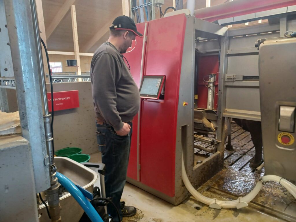FULL KONTROLL: Via roboten får Morten full oversikt på kua. Den kan fortelle om alt fra helse til melkemengde, og doserer kraftfor som spises under melking. FOTO: Line Larsen