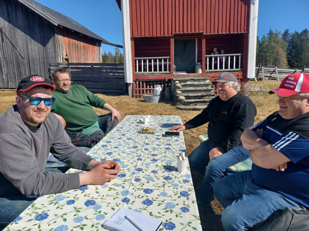 GOD HJELP: 2.påskedag var det åpen gård hos Opsahl f.v), og hit kom Ragnar, Odd Aksel og Asbjørn for å få seg en kaffekopp og litt bondeprat. De har alle bidratt på sin måte, til at Morten sin plan ble fullført. FOTO: Line Larsen