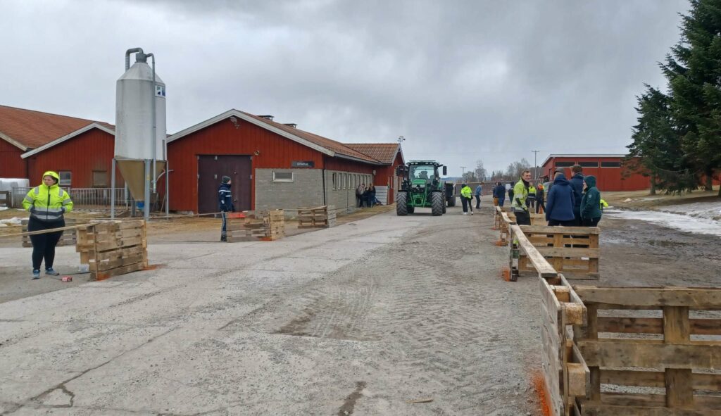 PRESISJONSKJØRING: Med traktor gjaldt det å komme seg fortest fram, uten å være borti noe - i en løype med lite rom for feilberegninger. FOTO: Line Larsen