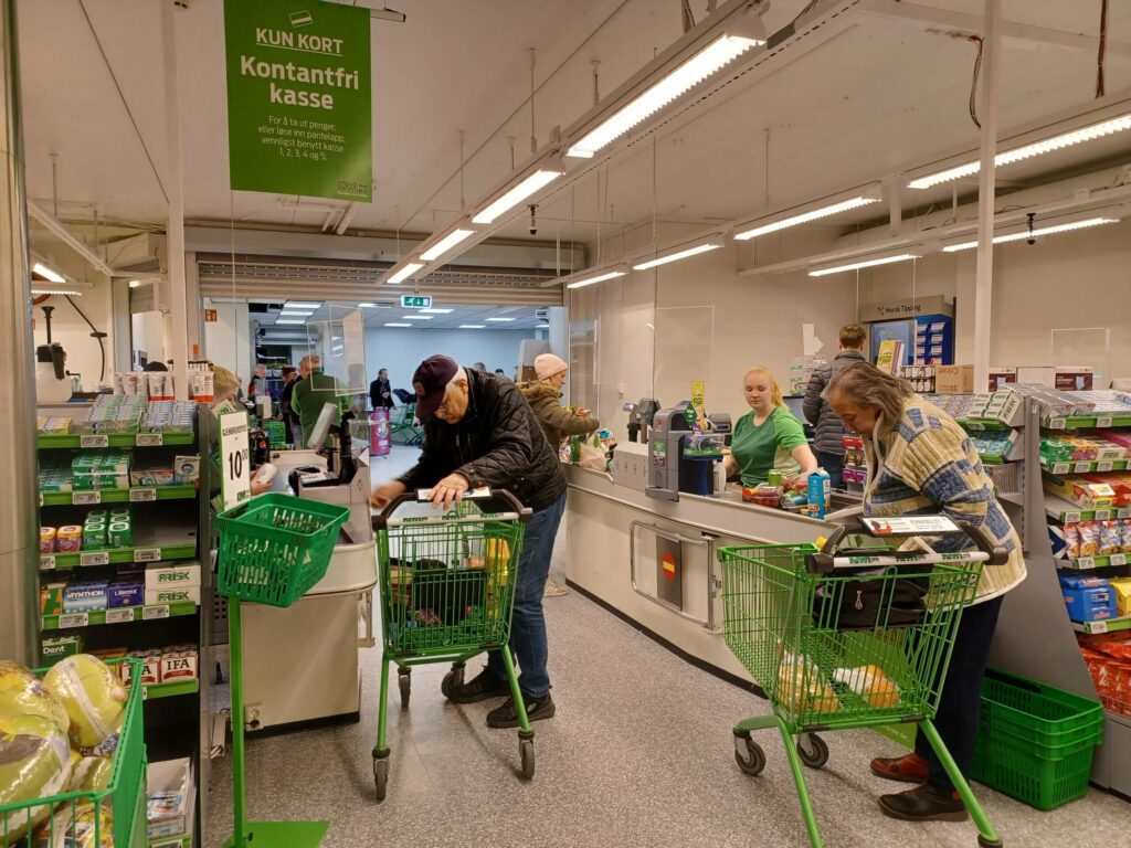 KØ BÅDE INNE OG UTE: Både parkeringsplass og butikk var fylt opp med spente kunder. FOTO: Line Larsen