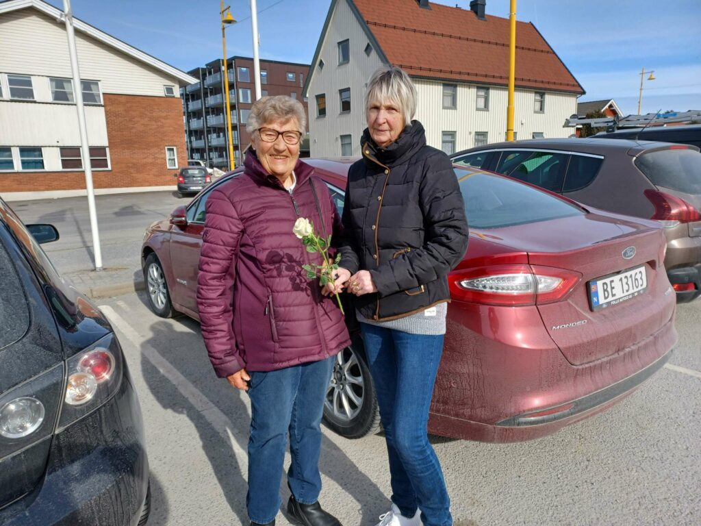 SKRYTER AV SERVICE: Kari Steen og Haldis Skjærstad tok turen innom Kiwi på torsdag, og har savnet butikken de handler på til vanlig, når den har vært stengt en stund nå. FOTO: Line Larsen