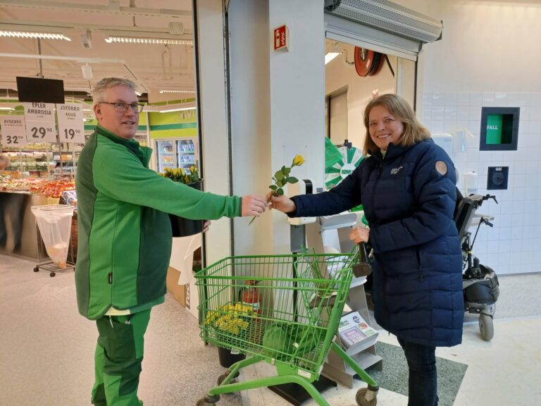 BLOMSTER TIL KUNDER: Tommy kunne endelig åpne dørene til 