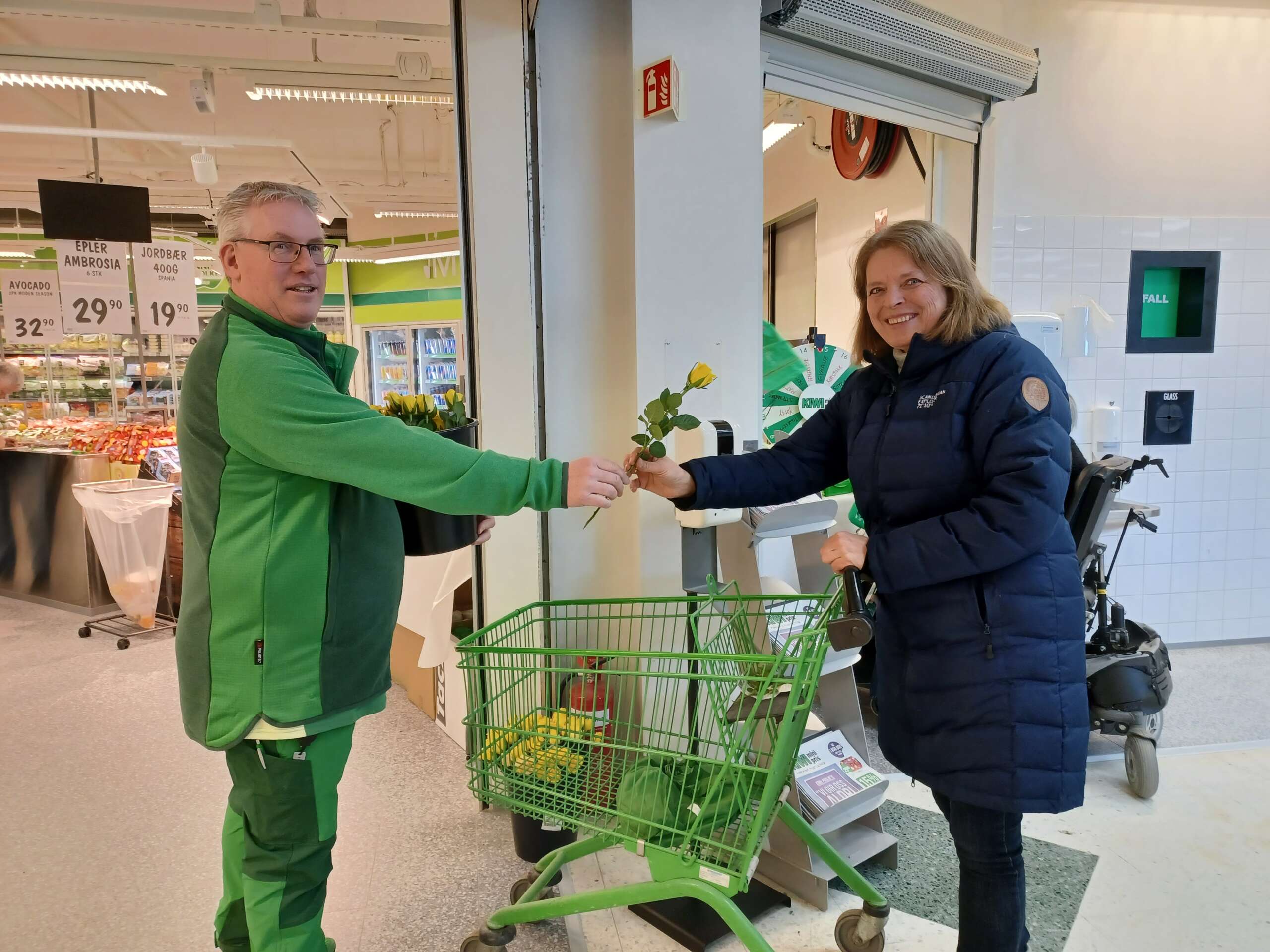 BLOMSTER TIL KUNDER: Tommy kunne endelig åpne dørene til "nye" Kiwi, og overrakte blomster, kaffe og kake til kunder som kom innom. Nina Groseth har ventet på denne dagen, og gleder seg til å ta runden i nytt lokale. FOTO: Line Larsen