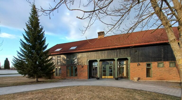 KAFÉ OG PYNTING AV KIRKEGÅRD: I forbindelse med pynting av kirkegård til 17. mai, inviterer Klokkergardsringen til kafé i sine lokaler i Løten. FOTO: Line Larsen