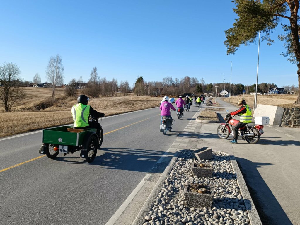 SISTEMANN PÅ REKKA: Det tar litt tid en så stor gjeng mopedister skal til samme sted, men klubben lover at alle kommer både frem og tilbake, før kvelden avsluttes. FOTO: Line Larsen