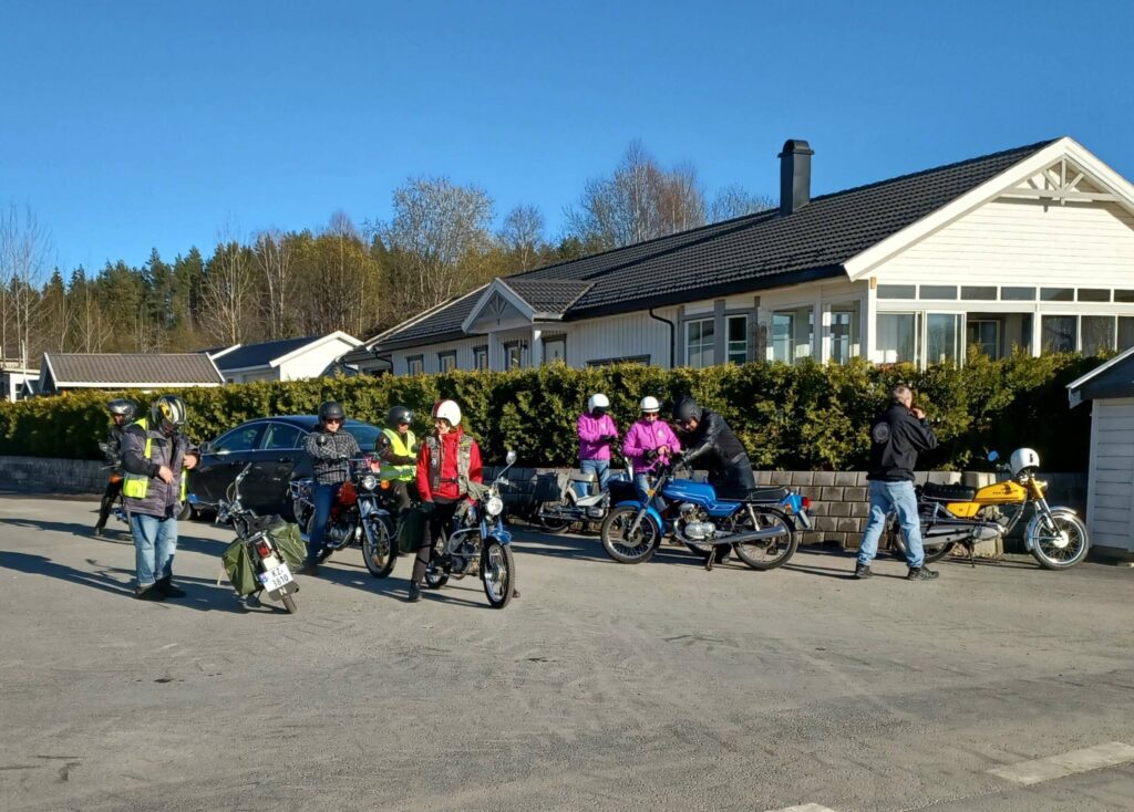 KLARE TIL OPPSTART: Når alle har fått på hjelm og utstyr, kjørte flokken til Vang i forrige uke. FOTO: Line Larsen