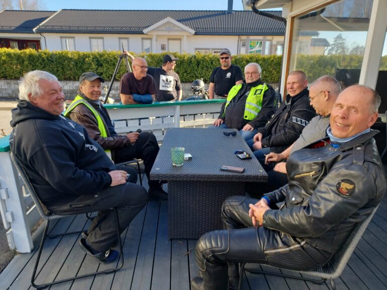 KLAR FOR ÅRETS FØRSTE TUR: F.v Tom Midtlund, Helge Nilsen, Tor Pettersen, Espen Olsen, Gøran Olsen, Svein Olav Lystad, Arne Kristian Dæhli, Kai Holm og Henning Netka, møttes forrige uke på Ådalsbruk Motormuseum. Hver tirsdag samles medlemmer i Løiten Kick og Pedal, og legger ut på kjøretur samlet. FOTO: Line Larsen