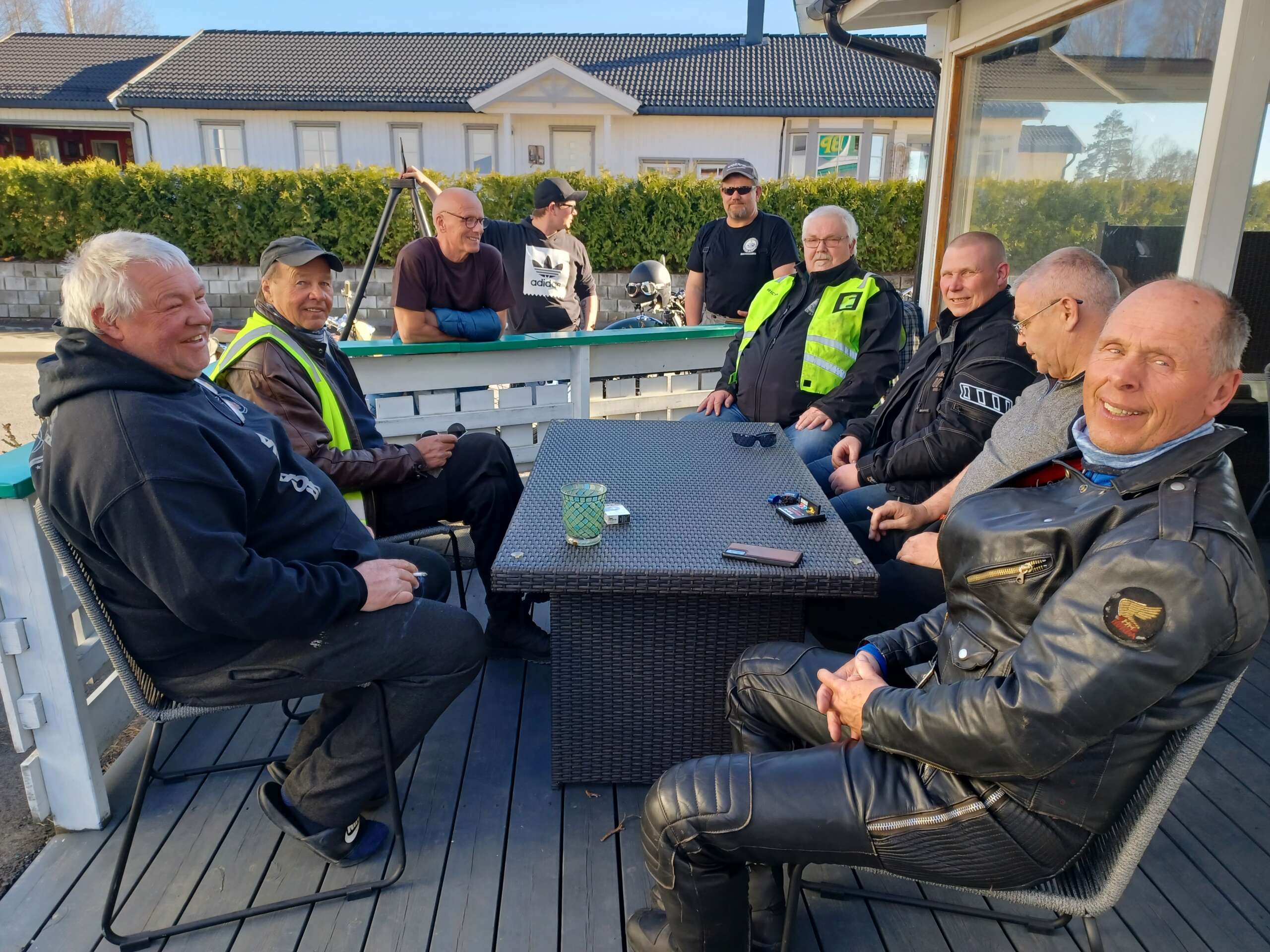 KLAR FOR ÅRETS FØRSTE TUR: F.v Tom Midtlund, Helge Nilsen, Tor Pettersen, Espen Olsen, Gøran Olsen, Svein Olav Lystad, Arne Kristian Dæhli, Kai Holm og Henning Netka, møttes forrige uke på Ådalsbruk Motormuseum. Hver tirsdag samles medlemmer i Løiten Kick og Pedal, og legger ut på kjøretur samlet. FOTO: Line Larsen