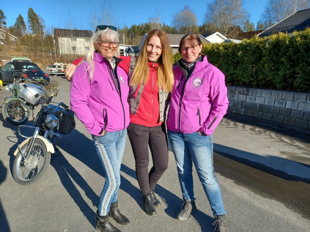 VIL HA MED FLERE DAMER: Hilde Mausethagen, Tove Maurdal og Anne Wagner, kommer kjørende til Løten fra Ringsaker og Romedal, hver tirsdag. De skryter av en fin klubb, og ønsker flere damer med i gjengen. FOTO: Line Larsen