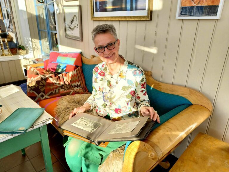 FINN FRAM GAMLE ALBUM: Leder i Løten Historielag, Ingeborg Storbæk, oppfordrer alle til å lete fram gamle bilder fra Løten. Historien skal i digitalt arkiv, og ligge klar til flere generasjoner som bor i bygda vår. FOTO: Line Larsen