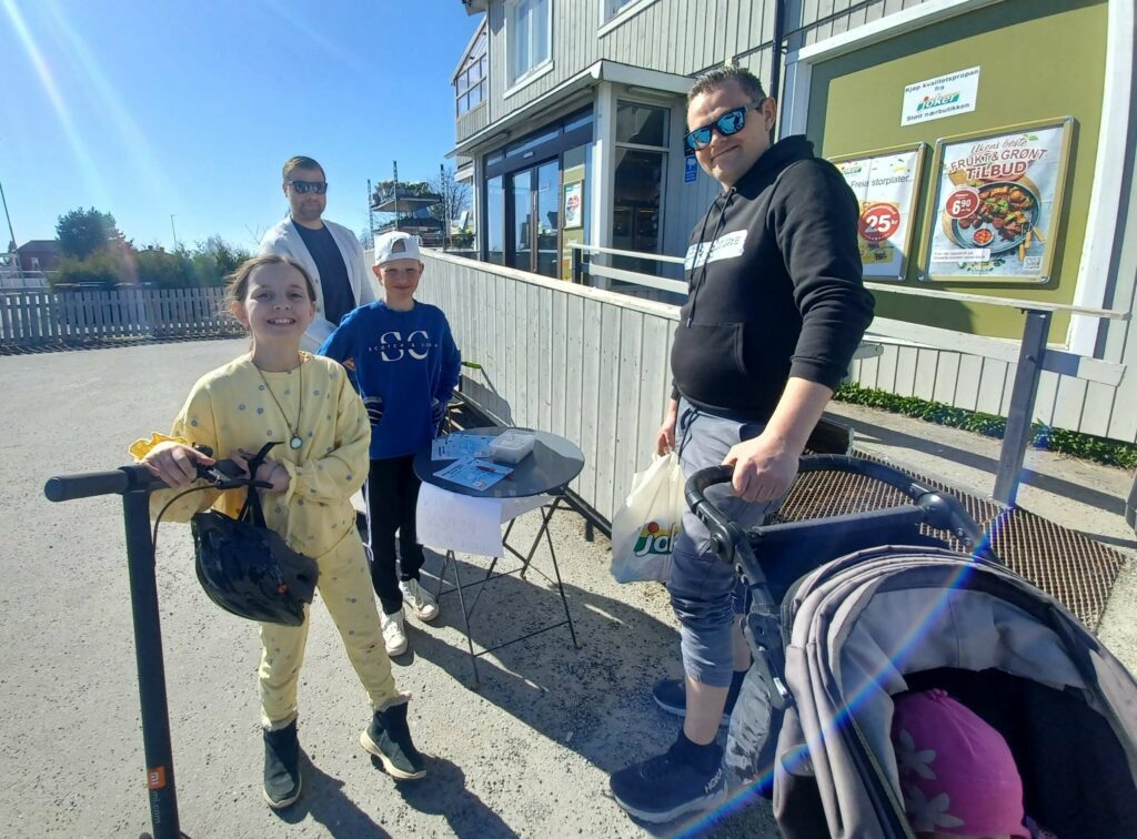 LODDSALG PÅ JOKER: Emeli Gunelia Larsen og Andreas Bredesen Wardenær fra femte klasse på Lund, står utenfor Joker i kveld, og selger lodd med trekning i morgen. FOTO: Line Larsen