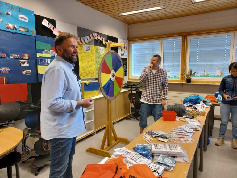 SNURR PÅ HJULET: Pål Marius Skjærstad og Bjørn Atle Nilsen, hadde lang kø foran lykkehjulet. Som om de aldri hadde gjort noe annet, spant de hjulet og delte ut masse premier til alle som ville prøve vinnerlykken. FOTO: Line Larsen