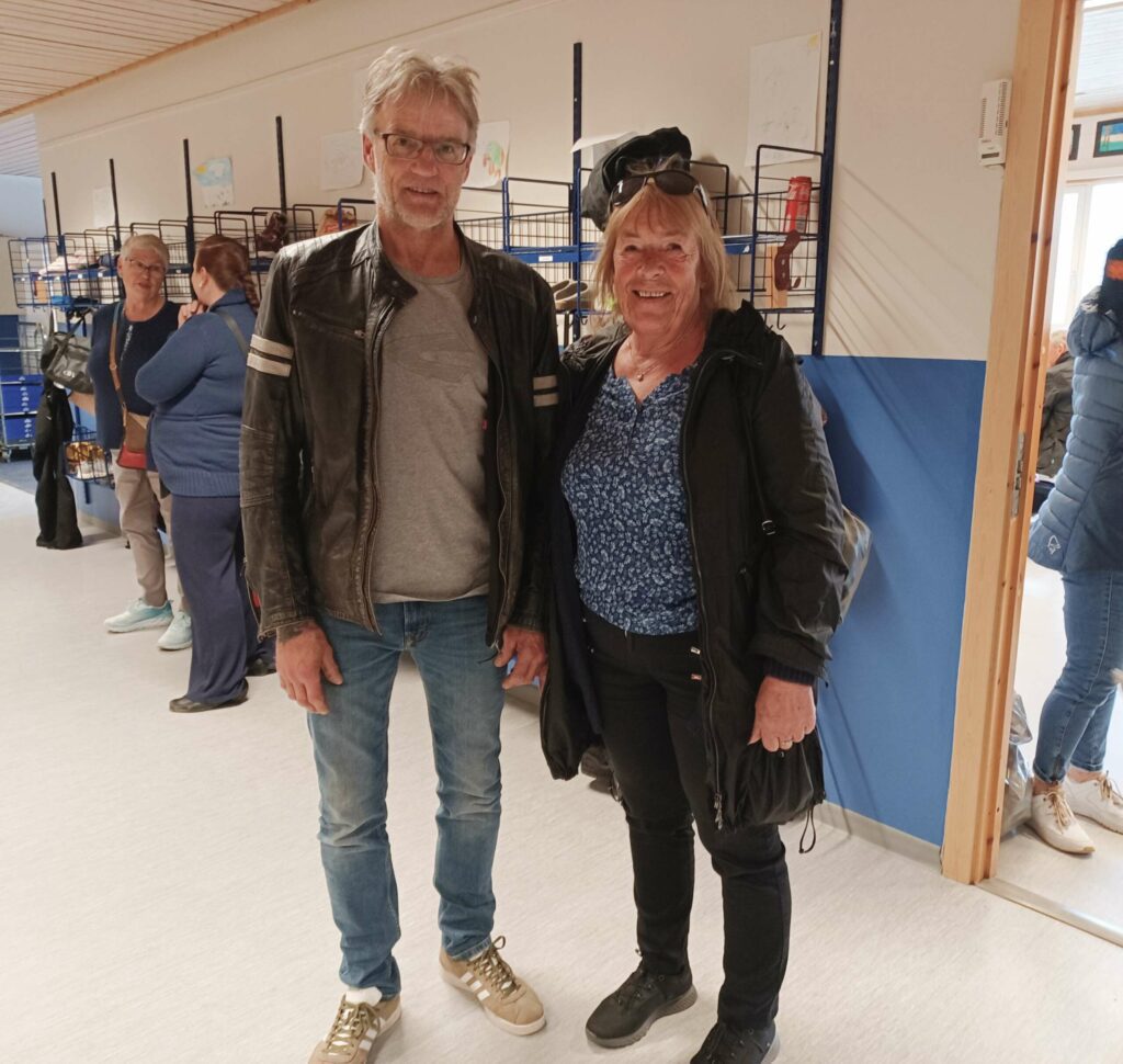 MØTES BÅDE PÅ JOBB OG FRITID: Morten Pedersen og Randi Larsen, har begge barnebarn på Lund. Som følge av pandemien er det lenge siden de har vært på skolen, og setter derfor stor pris på invitasjon til tilstelninger her. FOTO: Line Larsen